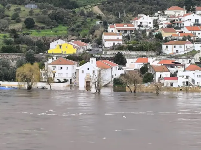 Cheias cortam estradas e obrigam à retirada de alguns moradores na Chamusca